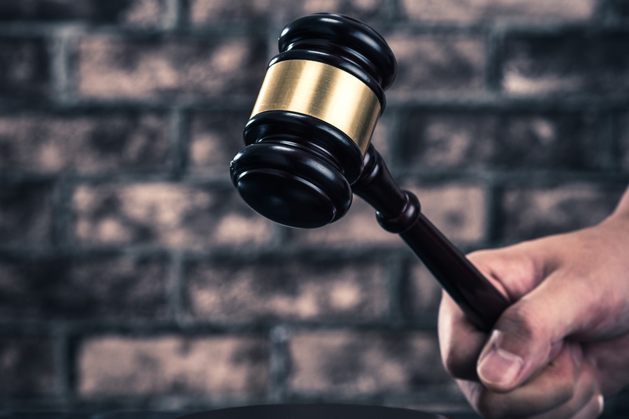 上海職務(wù)犯罪律師視角：江西一看守所“95后”輔警主動(dòng)投案的法律思考