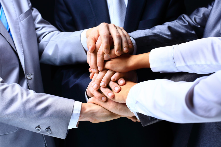 上海搶劫罪律師視角下?lián)尳傥此熳锏奶幚? src="/uploads/0714/406.jpg"/></p>
<p>
　　從犯罪構(gòu)成的角度來看，搶劫未遂罪與搶劫既遂罪在主觀方面具有一致性，即行為人都必須具有非法占有公私財物的故意。然而，二者在客觀方面的表現(xiàn)形式卻有所不同。搶劫既遂要求行為人通過暴力、脅迫或者其他方法，實際劫取了公私財物；而搶劫未遂則是指行為人已經(jīng)著手實行搶劫行為，但由于意志以外的原因而未能得逞。例如，在一些案例中，犯罪分子攜帶兇器尾隨被害人，準(zhǔn)備實施搶劫，但在尚未接觸到被害人或者尚未開始實施暴力、脅迫行為時，就被警方當(dāng)場抓獲。這種情況下，雖然犯罪分子有搶劫的意圖，但由于搶劫行為尚未完成，就應(yīng)認(rèn)定為搶劫未遂。
</p>
<p>
　　在上海的法律實踐中，對于搶劫未遂罪的認(rèn)定需要嚴(yán)格依據(jù)相關(guān)法律條文和司法解釋。司法機關(guān)會綜合考慮各種因素來判斷行為人的行為是否構(gòu)成搶劫未遂。比如，行為人的預(yù)備行為是否充分表明其具有搶劫的故意，著手實行搶劫行為的具體表現(xiàn)等。同時，對于搶劫未遂的處罰，也是根據(jù)犯罪情節(jié)的輕重來確定的。根據(jù)我國刑法規(guī)定，搶劫未遂的，可以比照搶劫既遂犯從輕或者減輕處罰。這意味著法官在量刑時，會充分考慮行為人未遂的具體原因、犯罪手段的惡劣程度、對社會造成的潛在危害等因素。
</p>
<p>
　　在實際案件中，不同的搶劫未遂情節(jié)會導(dǎo)致不同的處理結(jié)果。有些搶劫未遂案件中，行為人可能只是因為一時沖動或者臨時起意而實施犯罪行為，其主觀惡性相對較小，且未造成嚴(yán)重后果。對于這類案件，司法機關(guān)可能會在法定刑幅度內(nèi)從輕處罰。例如，一些年輕人因為經(jīng)濟困難或者受到他人的慫恿，試圖搶劫他人財物，但在實施過程中被及時發(fā)現(xiàn)并制止。在這種情況下，如果行為人能夠如實供述自己的罪行，積極賠償被害人的損失，并且取得被害人的諒解，法院可能會判處相對較輕的刑罰。
</p>
<p style="TEXT-ALIGN: center"><img alt=