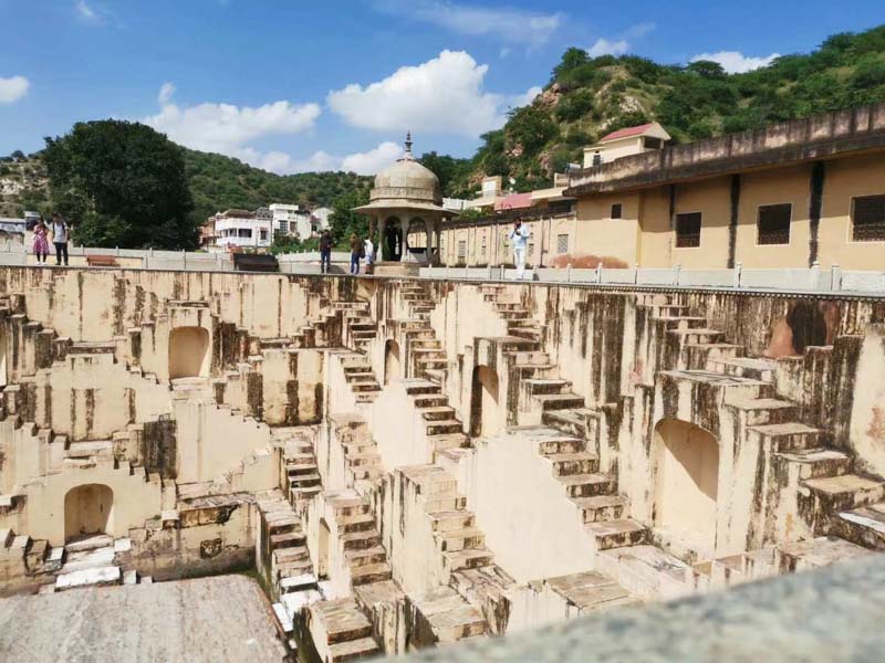 公司出納挪走公司資金屬于職務(wù)侵占嗎？嘉定刑事律師告訴您