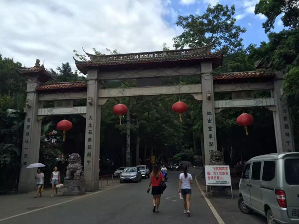 駕駛超限超載的車輛是否構(gòu)成犯罪？上海刑事案請律師來回答