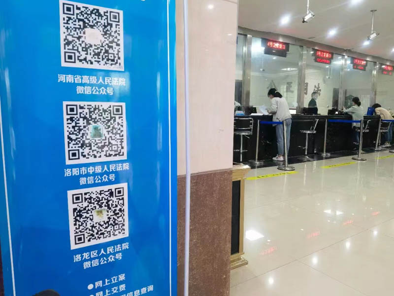 上海刑辯律師來(lái)講講以簽訂出國(guó)協(xié)議書(shū)為名騙取他人錢(qián)財(cái)?shù)男袨槿绾味ㄐ? src="/uploads/76/533.jpg"/></p>
<p>
　　一、行為特征和手段的定性
</p>
<p>
　　以簽訂出國(guó)“聘請(qǐng)顧問(wèn)協(xié)議書(shū)”為名騙取他人錢(qián)財(cái)?shù)男袨橥ǔ＞哂幸韵绿卣骱褪侄危?</p>
<p>
　　欺騙手段：犯罪嫌疑人通常冒充合法的聘請(qǐng)顧問(wèn)，通過(guò)虛假宣傳、偽造證件或以其他欺詐手段誘導(dǎo)受害人相信其信譽(yù)和專(zhuān)業(yè)性。
</p>
<p style="TEXT-ALIGN: center"><img alt=