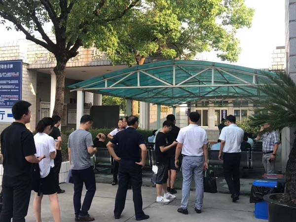 駕駛超限超載的車輛是否構(gòu)成犯罪？上海刑事案請律師來回答